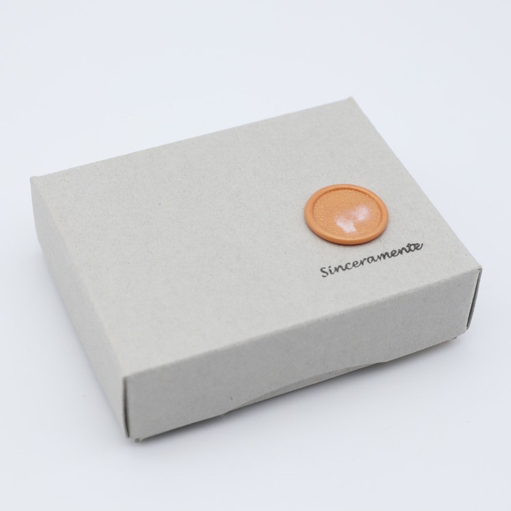 大塚菜緒子 香りを纏うピアス 月 使用イメージ - アパレル・アクセサリー | 益子焼 陶庫