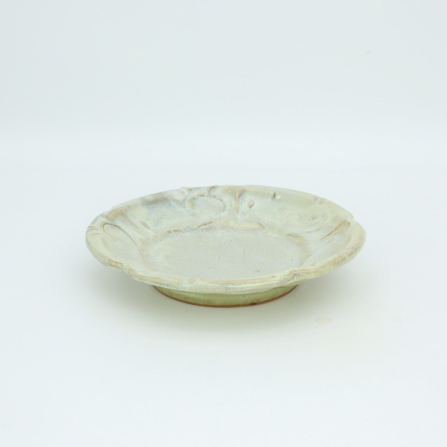 【笠原良子】白釉輪花唐草文リム皿 五寸