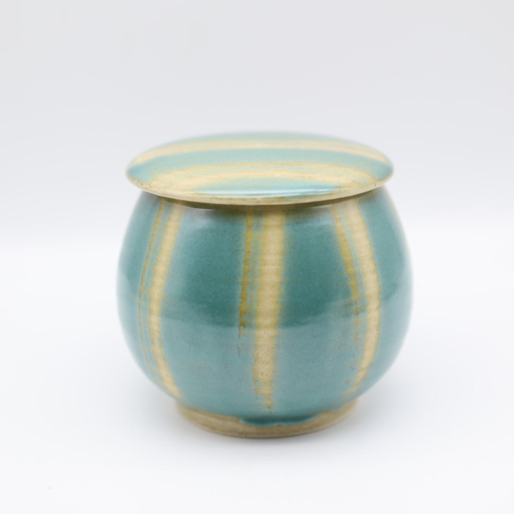 [Hagiwara Yoshinori] Celadon glazed lidded container with a pattern, medium size