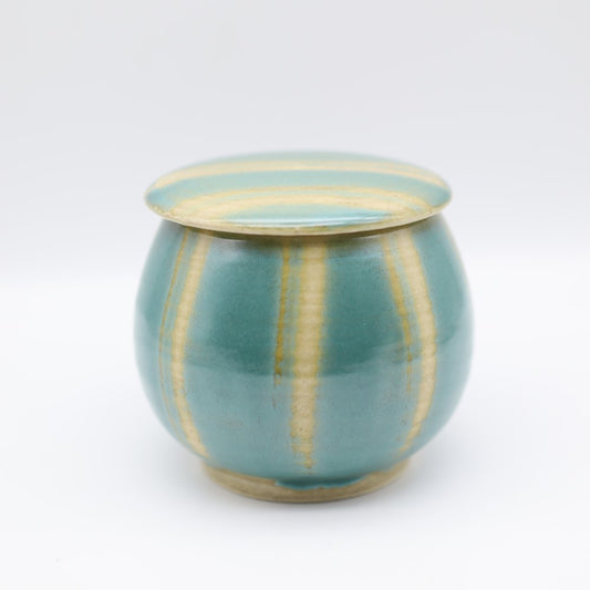 [Hagiwara Yoshinori] Celadon glazed lidded container with a pattern, medium size