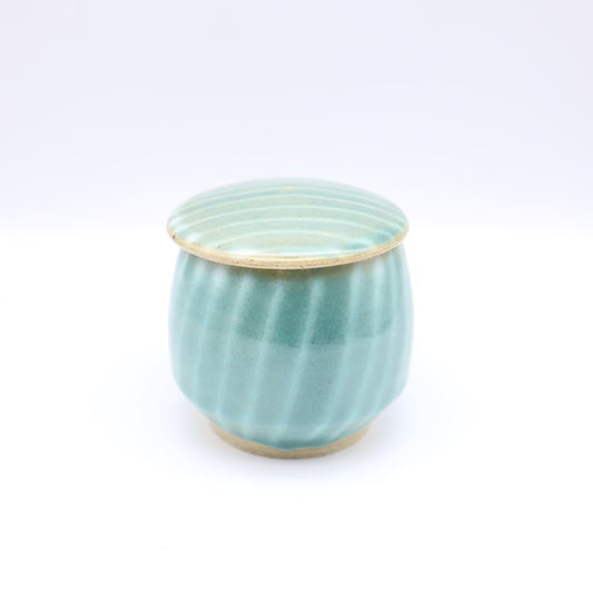 [Hagiwara Yoshinori] Celadon glazed lidded container with line design, small