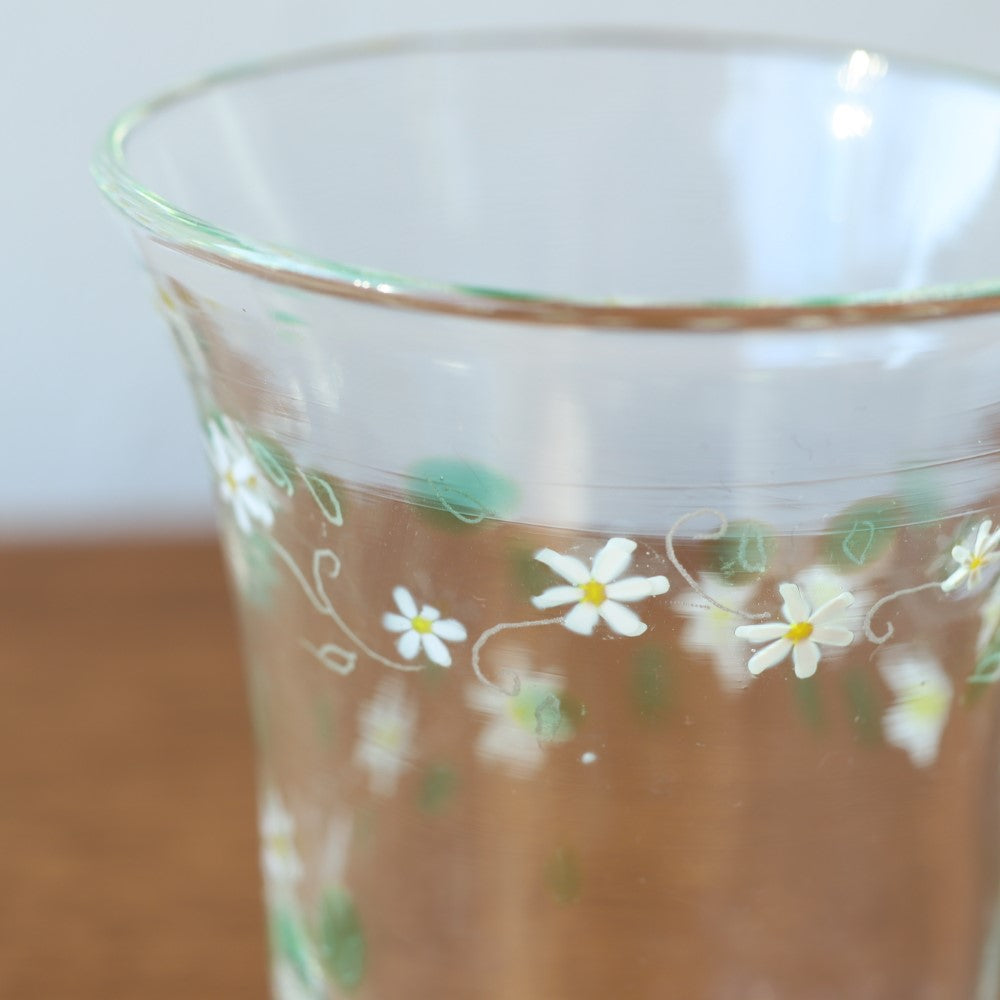 【間宮香織】花が絡まるカップ