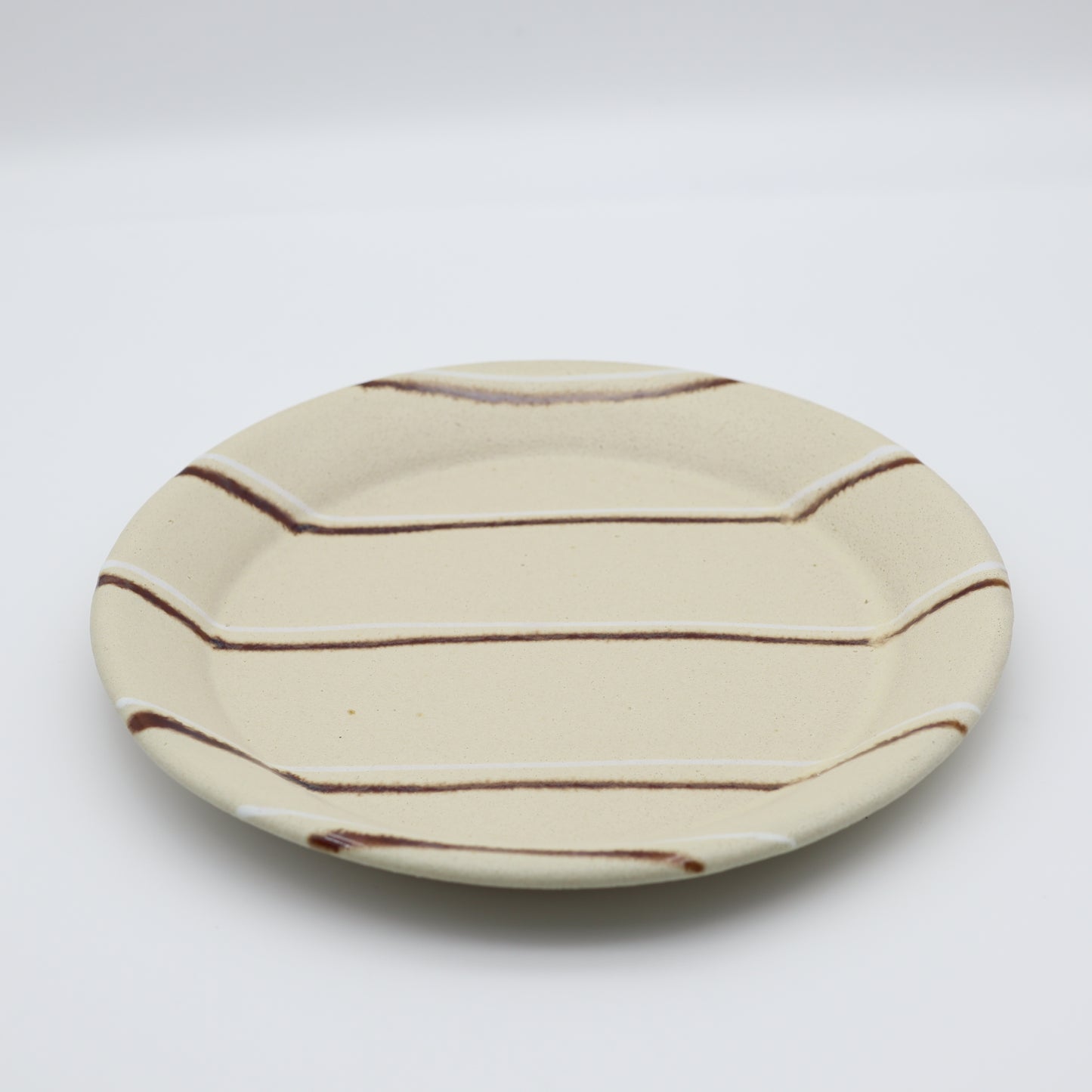 [Yoshinori Hagiwara] White glazed round plate with line design