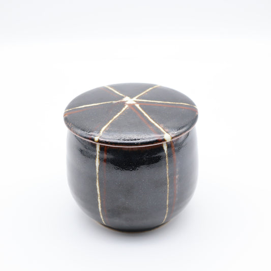 [Hagiwara Yoshinori] Black glaze lidded container with line design, medium size