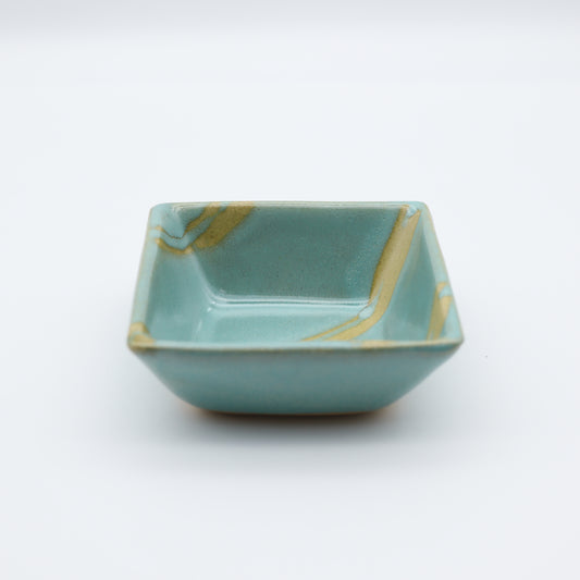 [Hagiwara Yoshinori] Celadon glazed small bowl with patterned edges