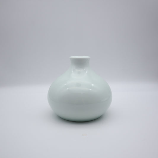 [Omura Midori] Ash-glazed white porcelain vase