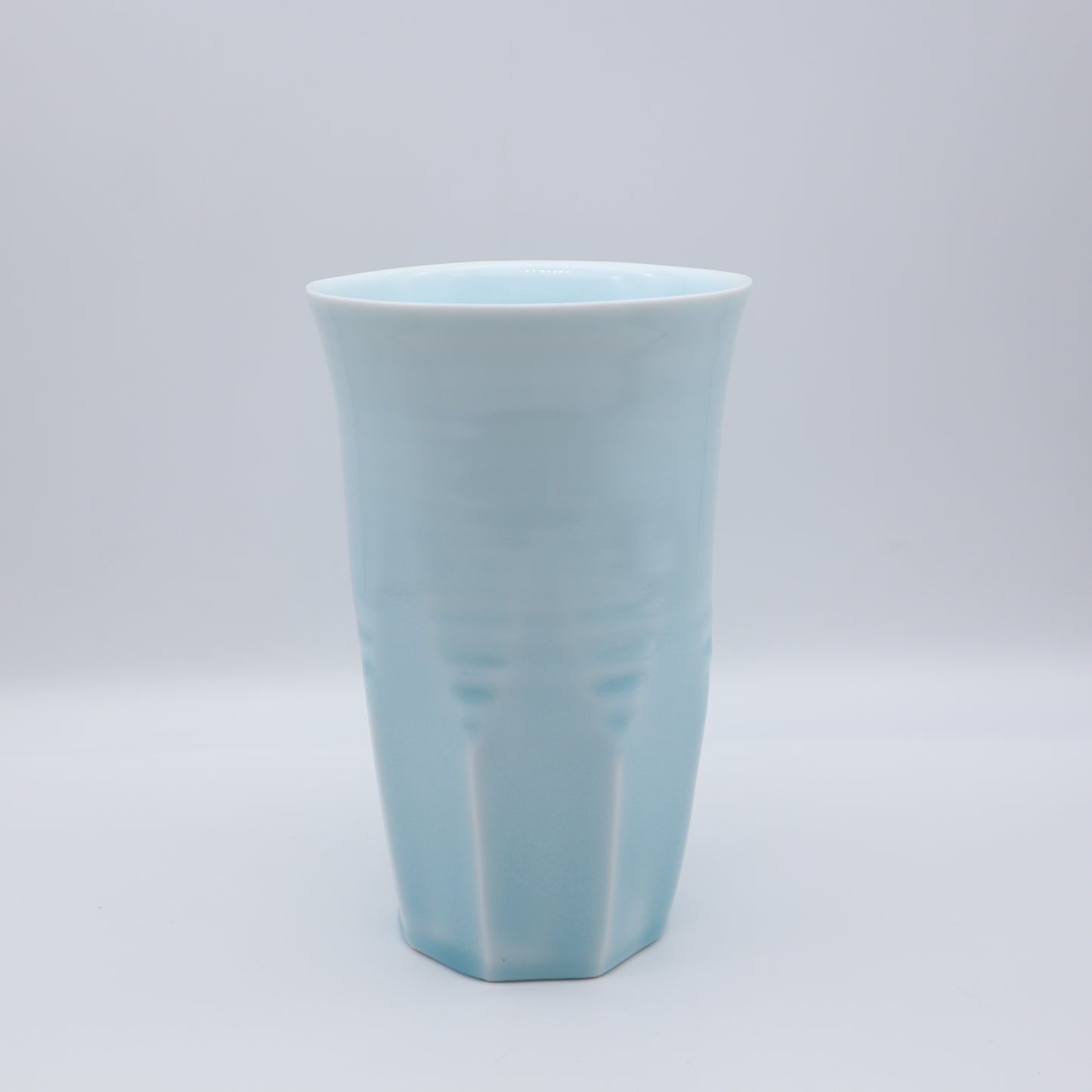 [Omura Midori] Blue and white porcelain vase with faceted edges