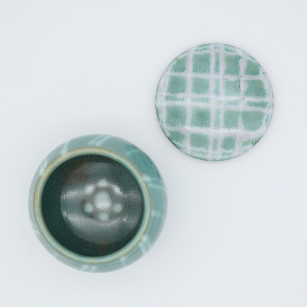 [Hagiwara Yoshinori] Celadon glazed lidded container
