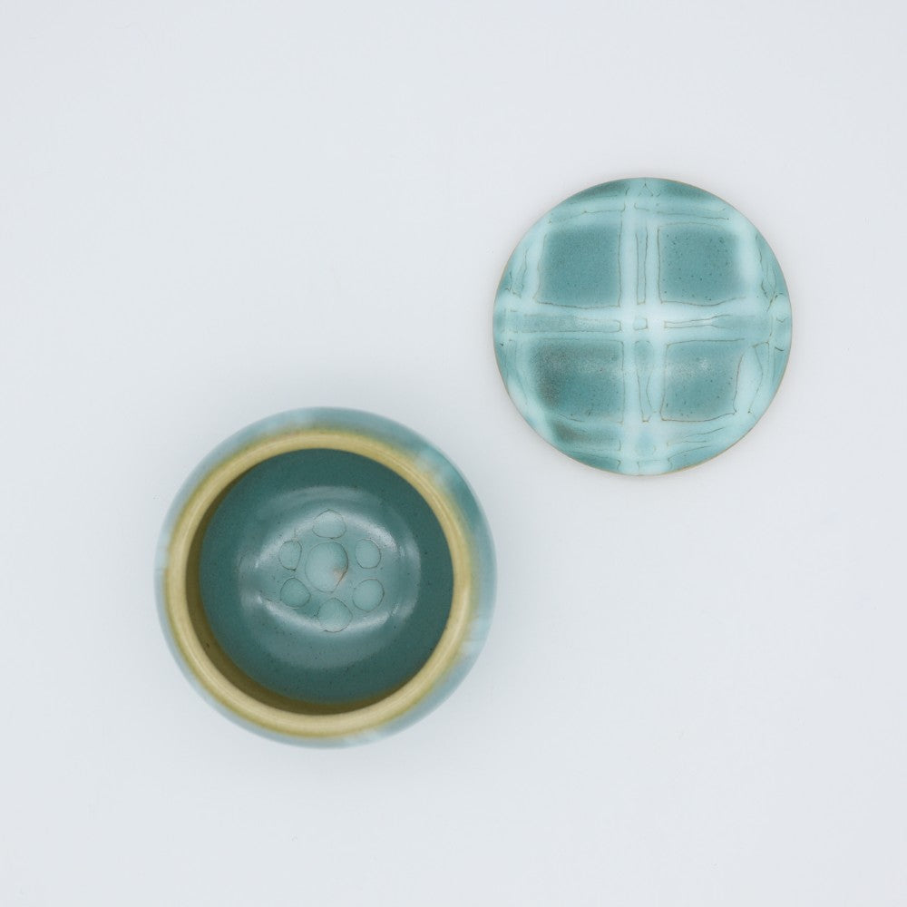 [Hagiwara Yoshinori] Celadon glazed lidded dish, small