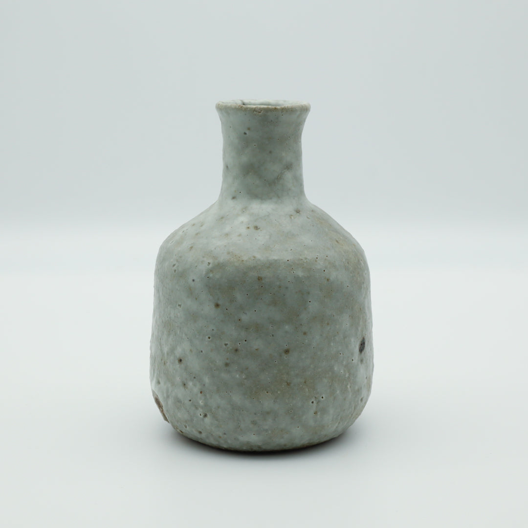 [Mizuno Masayoshi] White glazed sake bottle