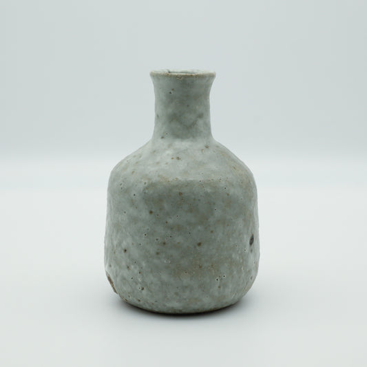 [Mizuno Masayoshi] White glazed sake bottle