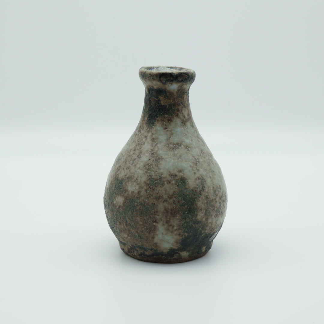 [Mizuno Masayoshi] White glazed sake bottle