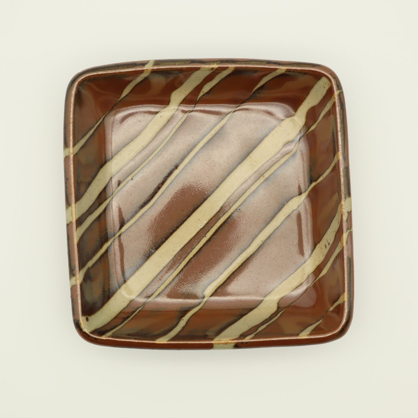 [Hagiwara Yoshinori] Persimmon glaze square bowl with cutout pattern