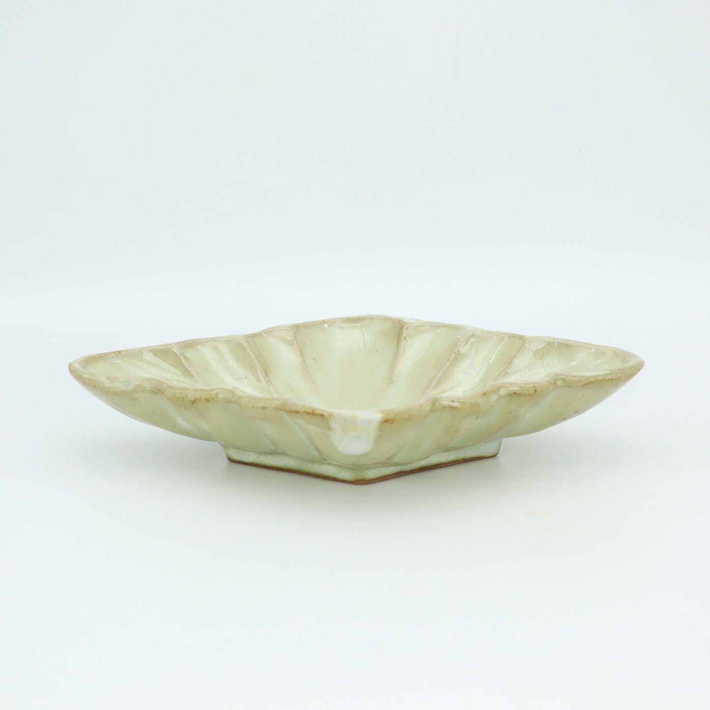 [Yoshiko Kasahara] White glazed diamond-shaped oval bowl