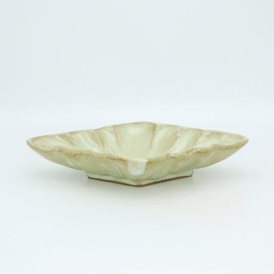 [Yoshiko Kasahara] White glazed diamond-shaped oval bowl
