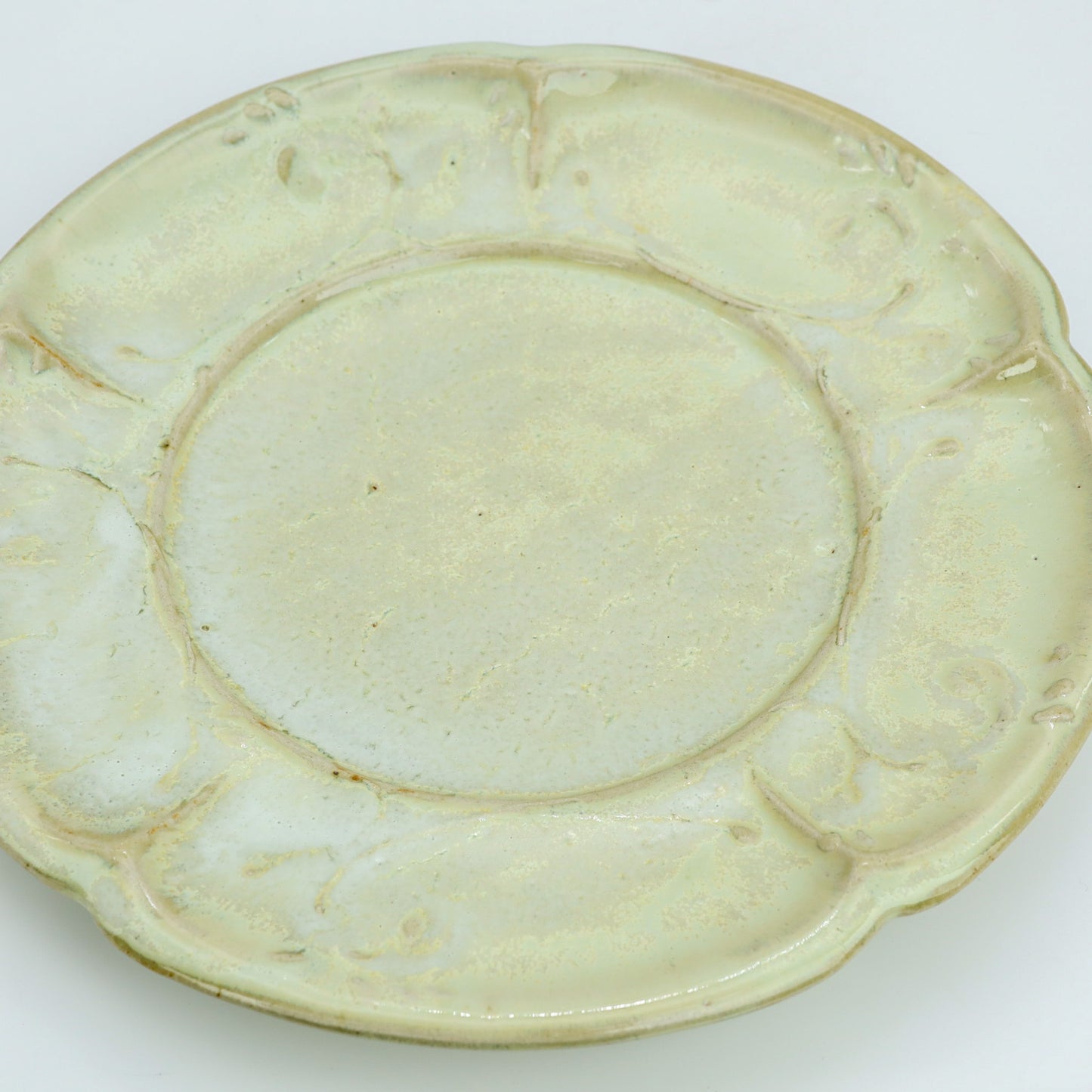 [Yoshiko Kasahara] White glazed floral and arabesque rimmed plate, 8 inches