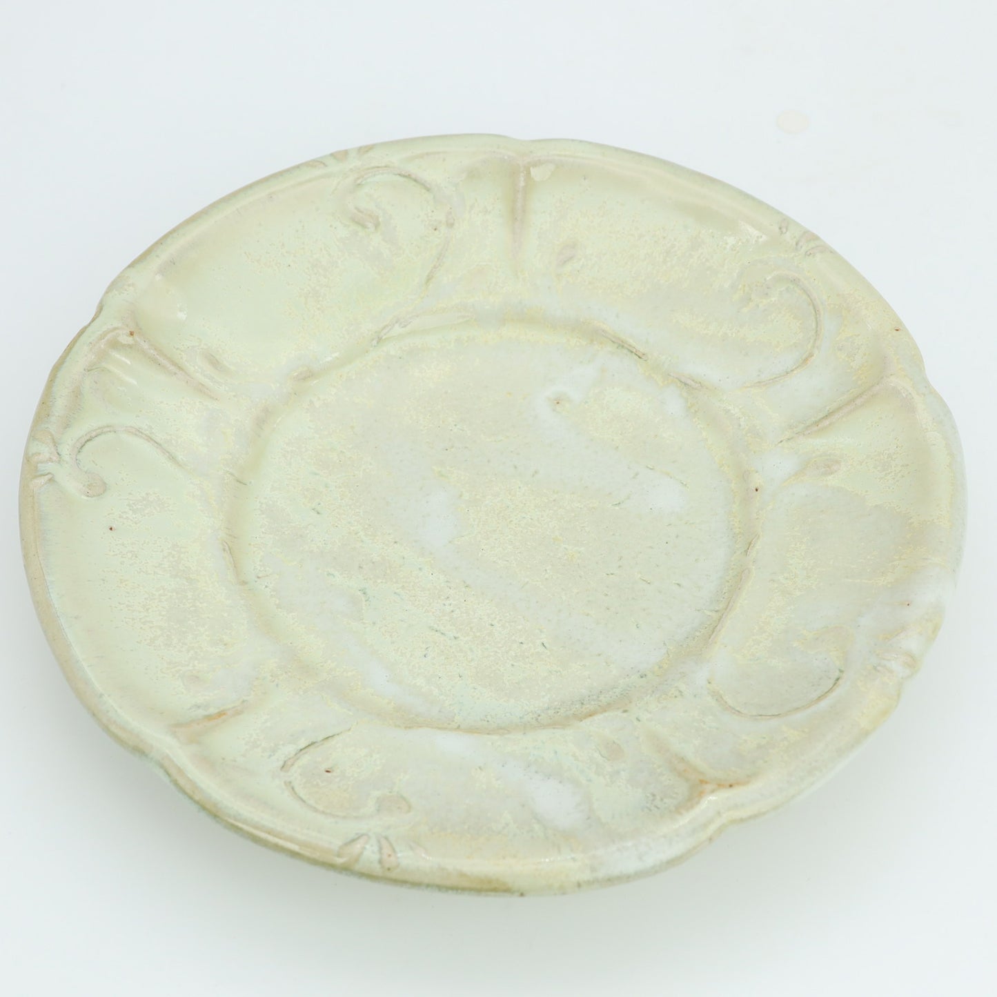 [Yoshiko Kasahara] White glazed circular flower tubular rimmed plate, 6 inches