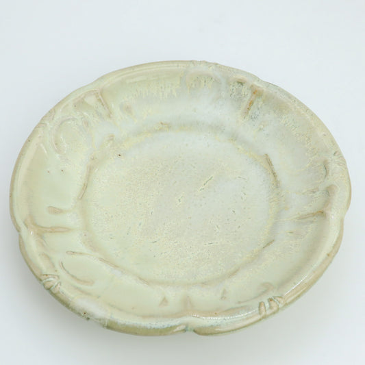 [Yoshiko Kasahara] White glazed floral and arabesque rimmed plate, 5 inches