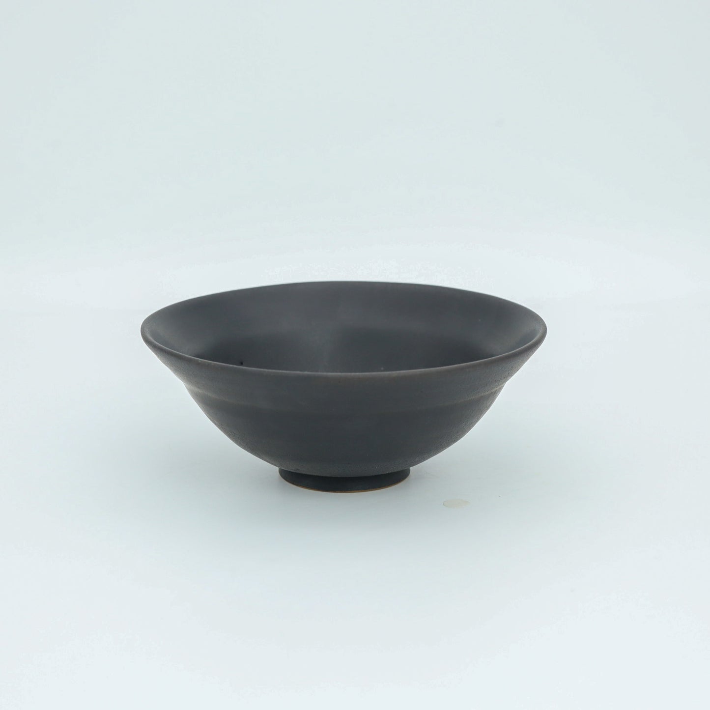 [Motosu Shuichi] Black glazed shallow bowl with lined pattern