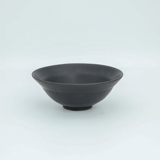 [Motosu Shuichi] Black glazed shallow bowl with lined pattern