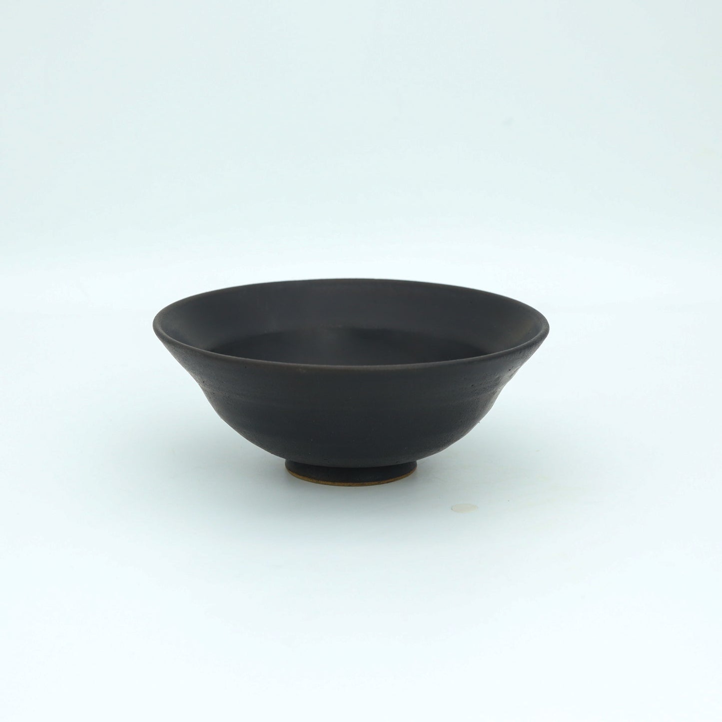 [Motosu Shuichi] Black glazed shallow bowl with lined pattern