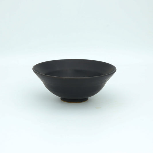 [Motosu Shuichi] Black glazed shallow bowl with lined pattern