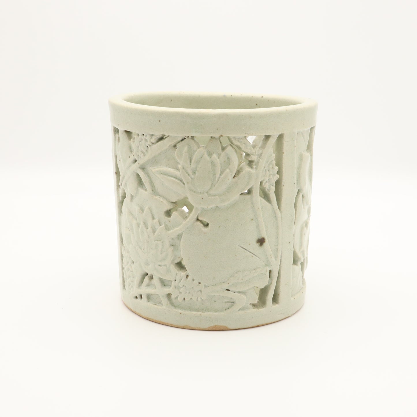 [Aiba Takamasa] Celadon openwork brush holder with aquatic plant design