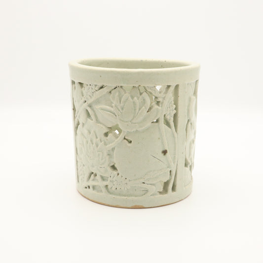 [Aiba Takamasa] Celadon openwork brush holder with aquatic plant design