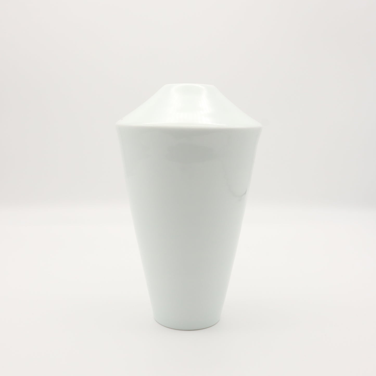 [Omura Midori] Ash-glazed white porcelain vase