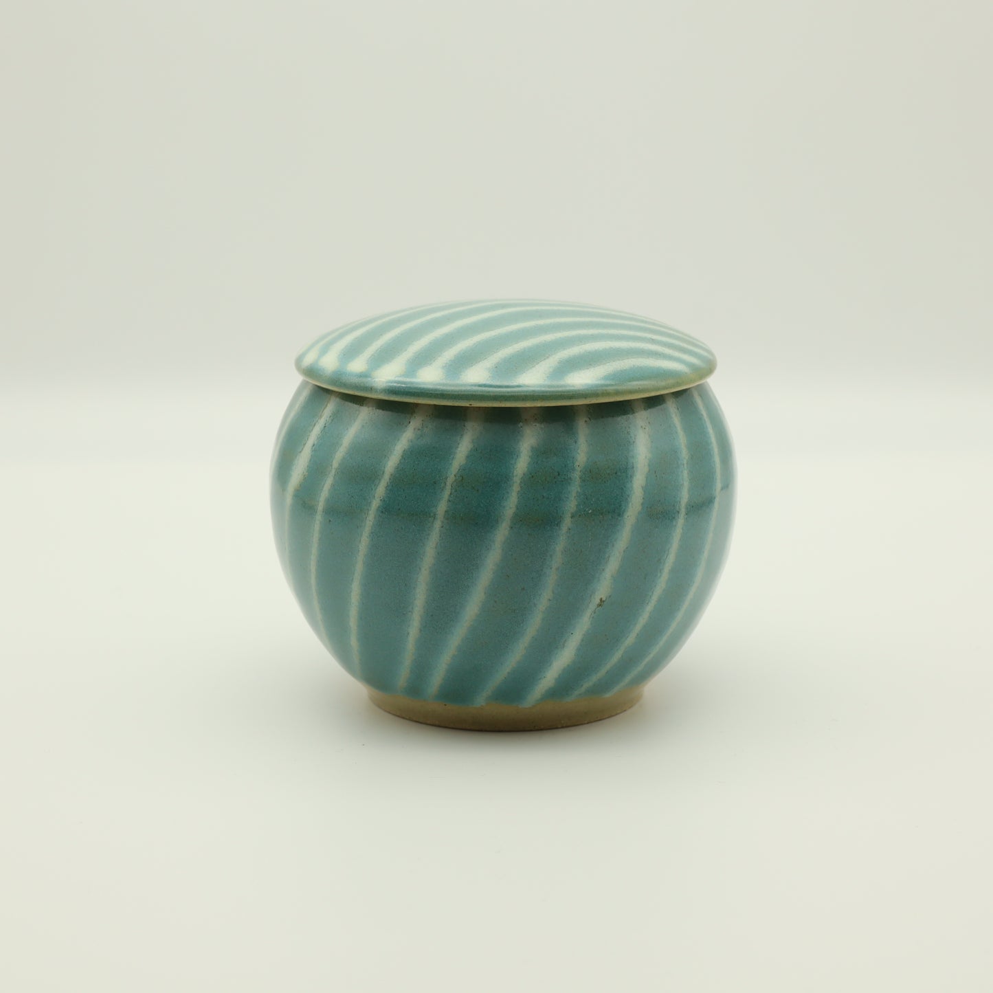 [Hagiwara Yoshinori] Celadon glazed lidded dish, medium size